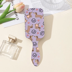 Gros plan sur la brosse à cheveux lilas avec imprimé teckel et motifs de cœurs