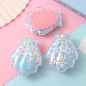 Trois brosses à cheveux en forme de coquillage avec paillettes et poils roses