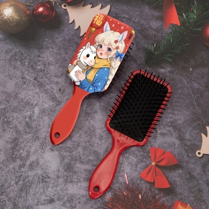 Brosse à cheveux rouge avec illustration de fille de Noël et alpaga de style dessin animé
