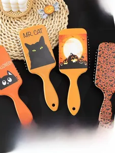 Detailset aus vier Halloween Haarbürsten mit Kürbis- und Katzenmotiven und Aufhängeloch