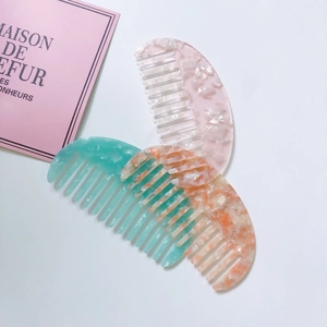 Trois peignes à cheveux en acétate avec motifs marbrés roses et vert sarcelle