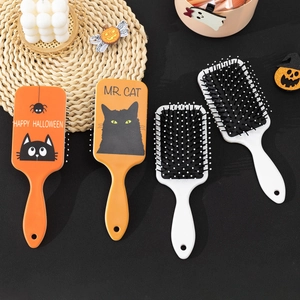 Halloween-Haarbürsten-Set mit schwarzen Katzen- und Spinnenmustern auf orangen Kämmen