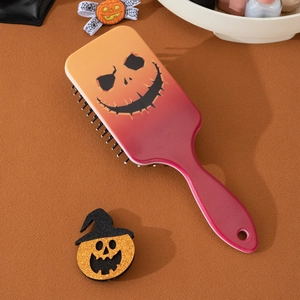 Détail de brosse massante Halloween avec motif citrouille et dégradé orange vif