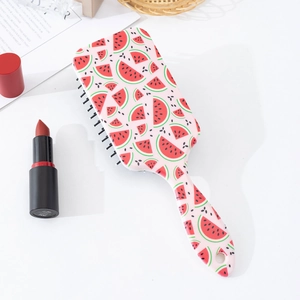 Détail de la brosse à cheveux massante avec motif pastèque et accessoires de mode