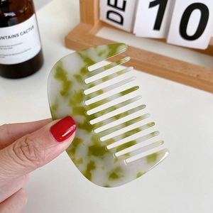 Pettine per capelli a denti larghi in acetato con elegante trama marmorizzata verde