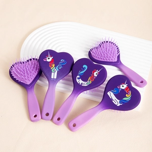 Set di quattro spazzole per capelli a forma di cuore con gradiente viola e unicorni