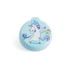Detailansicht der faltbaren blauen runden Haarbürste mit Regenbogen-Einhorn-Motiv