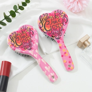Brosse à cheveux rose en forme de cœur avec le texte Always kiss me Good night gravé