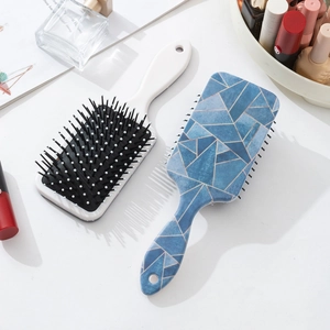 Brosses à cheveux plates blanches et bleu marbré avec picots de massage et poignées