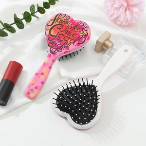 Coffret de brosses à cheveux en forme de cœur rose et blanc avec décorations florales