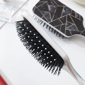 Brosse à cheveux de massage en marbre avec accents dorés et poils à coussin d'air