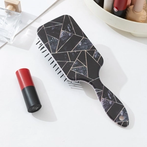 Vue détaillée d'une brosse à cheveux ergonomique avec motif marbre géométrique chic