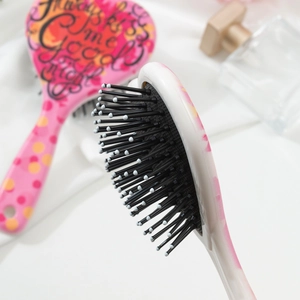 Brosse à cheveux en forme de cœur avec manche à pois et message Always Kiss Me Goodnight