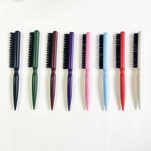 Detalle del juego de cepillos de peluquería en 8 colores con mangos puntiagudos para seccionar