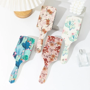 Vue détaillée de brosses à cheveux style western avec motifs cactus et fleurs sur table