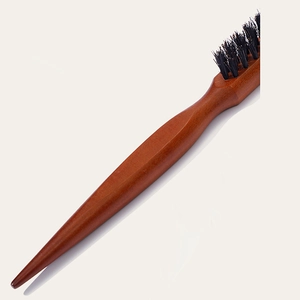Cepillo de tres filas de cerdas de jabalí con mango de madera roja y diseño de cola en punta