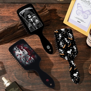 Gothic Totenkopf und Rosen Haarbürsten Set mit Luftpolster Massage auf Holztisch