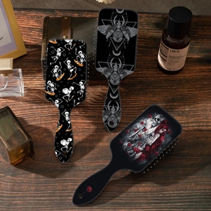 Gothische Haarbürsten mit Totenkopf und Rosen auf einem rustikalen Holztischset