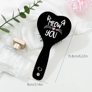 Détail de la brosse à cheveux chat en forme de cœur avec dimensions 15,8cm par 8cm
