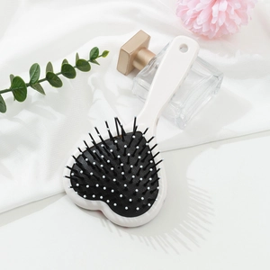 Brosse à cheveux mignonne en forme de cœur avec manche blanc et coussin d'air massant