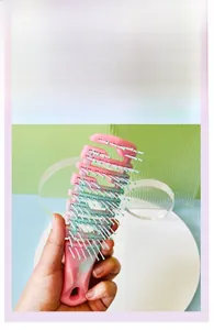 Detail der pink-grünen Skelettbürste mit Massageborsten und Aufhängeloch für Kinder