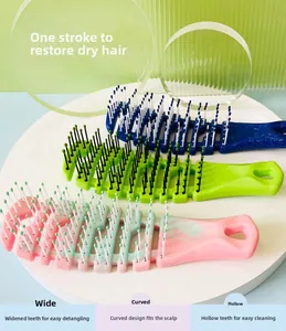 Nahaufnahme von belüfteten Haarbürsten mit ergonomischem Design und bunten Marmormustern