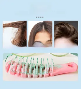 Detail einer hohlen Massage-Haarbürste mit rosa und grünem Marmortextur-Design