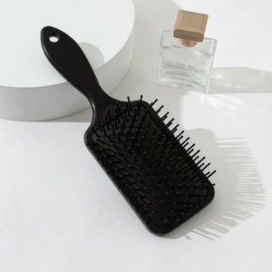 Brosse à cheveux pneumatique noire pour massage du cuir chevelu et cheveux lisses