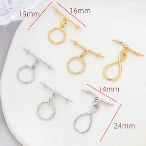 Makroaufnahme von vergoldeten und versilberten OT-Knebelverschlüssen für DIY-Schmuck