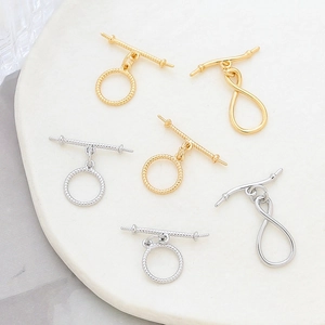 Detaillierte Makroansicht der goldenen und silbernen OT-Knebelverschlüsse für DIY-Schmuck