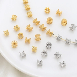 Exquises perles d'espacement ajourées en or et argent pour bijoux DIY sur plateau blanc