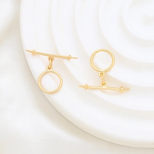 Detailaufnahme der goldenen OT-Knebelverschlüsse mit gedrehter Textur für DIY-Schmuck