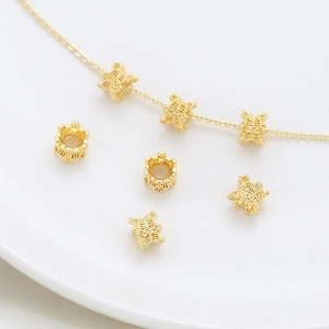Vue macro de perles d'espacement dorées ajourées pour la création de bijoux DIY et bracelets