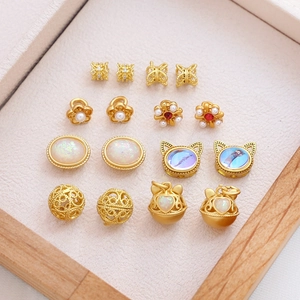 Selección de cuentas y dijes vintage chapados en oro para joyas DIY con cascabeles