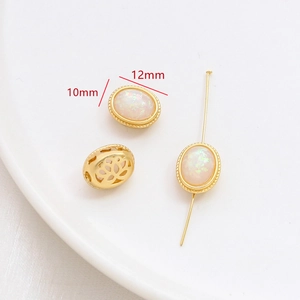 Vista de detalle de cuenta ondulada dorada de 10mm con ópalo blanco para crear joyas DIY