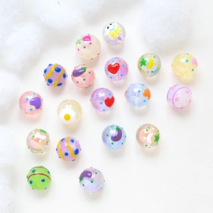 Set di perle tonde colorate in acrilico fai-da-te con vari motivi floreali e cuori