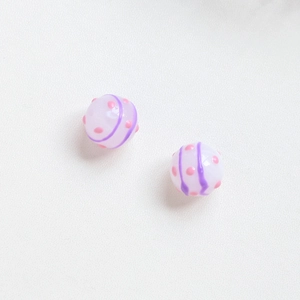 Dettaglio di perline fatte a mano da 16mm con spirali viola per creazione di gioielli