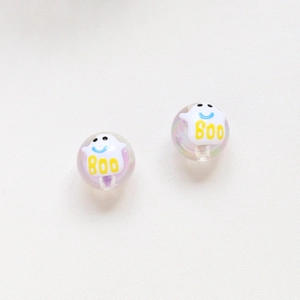 Dettaglio macro di perle iridescenti da 16 mm con fantasma di Halloween e scritta BOO
