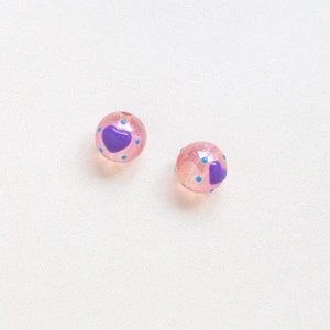 Dettaglio di perline rosa da 16mm con cuori viola e pois blu per creazione gioielli DIY