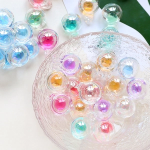 Gros plan de perles en verre irisées aux couleurs vives pour la création de bijoux DIY