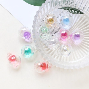 Détail macro de pendentifs boules en verre aurore avec anneau pour création de bijoux DIY