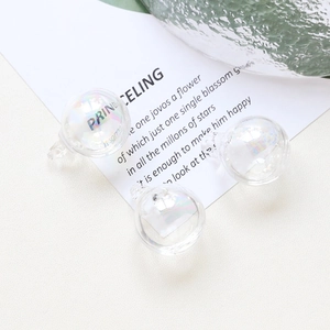 Vue détaillée de trois perles en verre transparent avec film irisé pour bijoux DIY