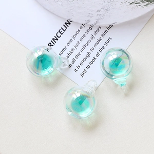 Détail de pendentifs boules en verre irisé avec anneaux pour la création de bijoux DIY