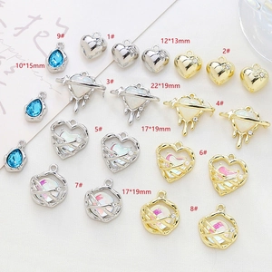 Detalle de dijes variados en aleación de oro y plata para la creación de joyería artesanal