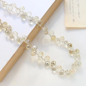 Makroaufnahme facettierter Champagner-Glastropfenperlen für DIY-Schmuck