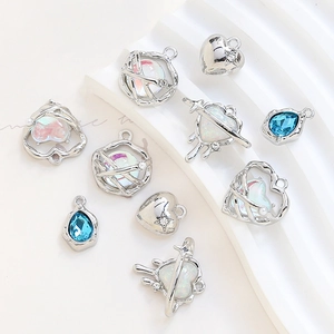 Set de dijes plateados con piedras azules y esferas de ópalo para joyería artesanal