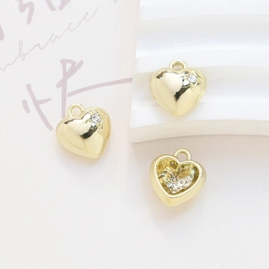 Detalle de dijes de corazón dorados con circón de estrella para creación de joyas