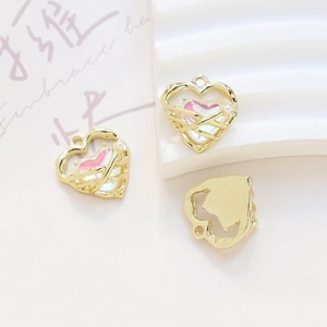 Vista macro de colgantes de corazón con incrustación iridiscente y perla blanca para joyería DIY