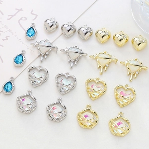 Set de dijes para joyería DIY de aleación de oro y plata con corazones y piedras azules