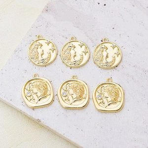 Pendenti vintage dorati con rilievi greci e motivi lunari per creazione gioielli DIY